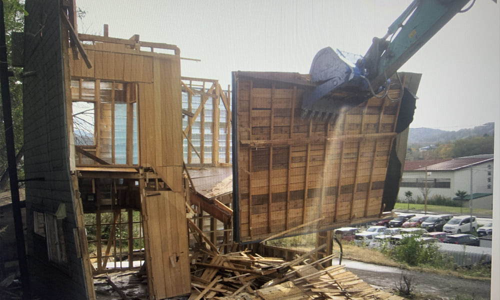 建造物の解体工事中の様子