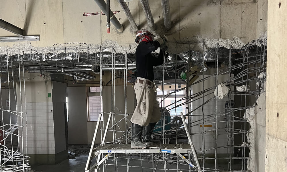 コンクリートの斫り工事の様子