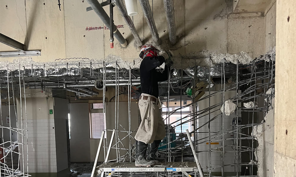 解体工事中の業者